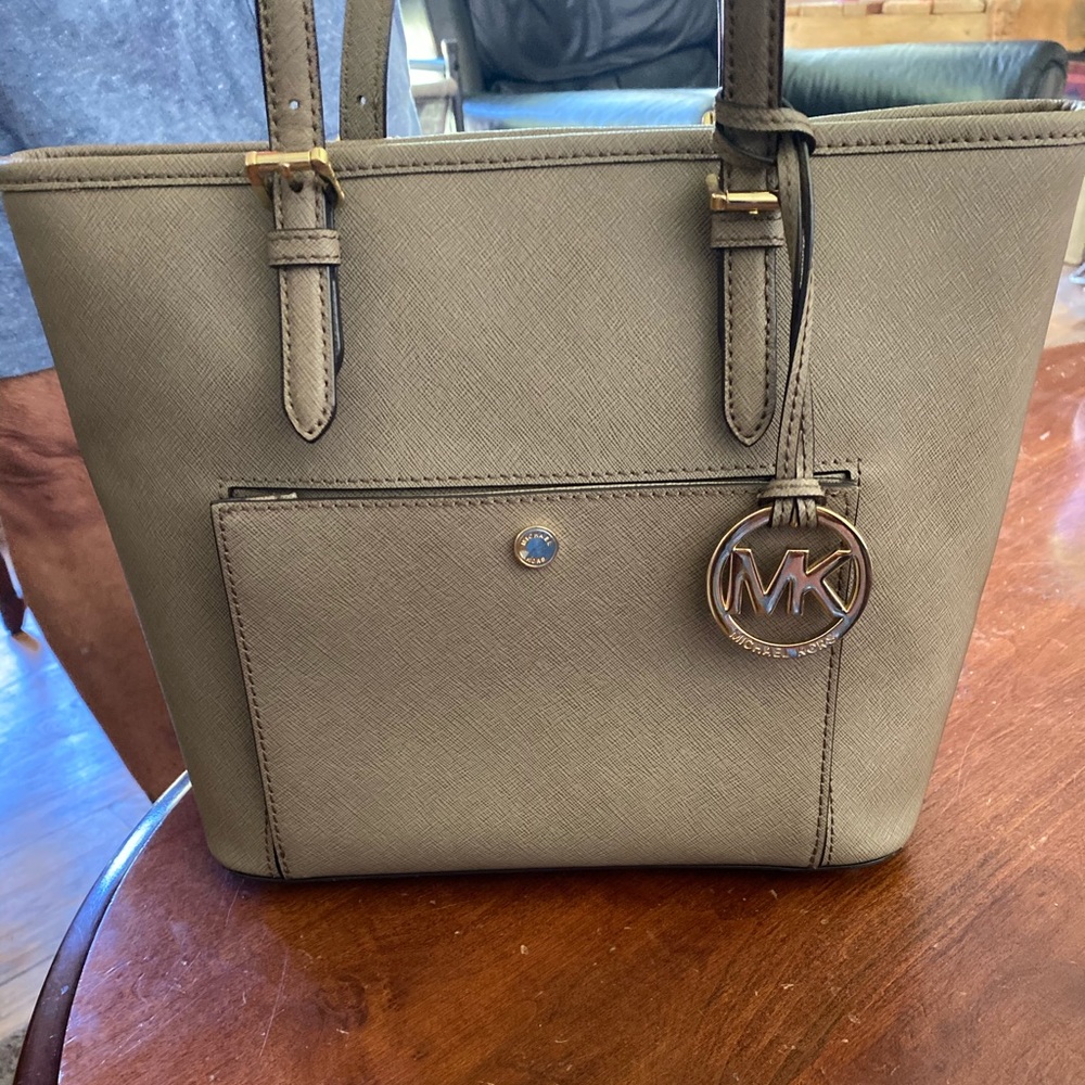 Gold Michael Kors purse in perfect condition!